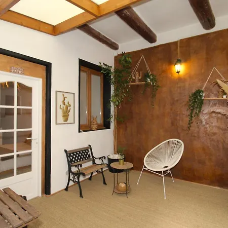 Le Patio Bed & Breakfast